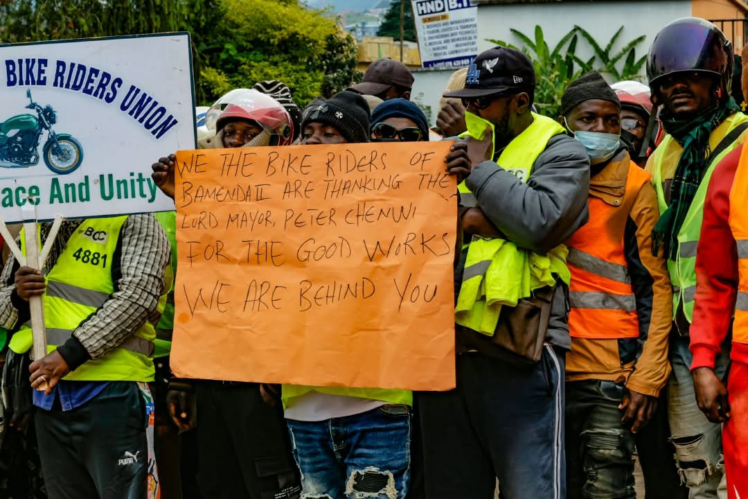 MinatDivcom's tweet photo. BAMENDA : LE MINAT OFFRE 100 PLAQUES AUX MOTO-TAXIMEN ET LES MET EN GARDE.À la suite de la réunion de sécurité, le Ministre Atanga Nji Paul a tenu une rencontre musclée ce lundi 05 octobre 2026 avec près de 300 conducteurs de moto-taxis de Bamenda. https://t.co/dNm9t2u5QX