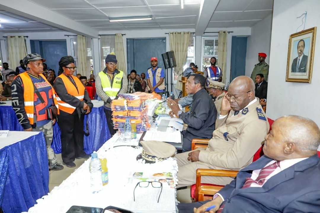 MinatDivcom's tweet photo. BAMENDA : LE MINAT OFFRE 100 PLAQUES AUX MOTO-TAXIMEN ET LES MET EN GARDE.À la suite de la réunion de sécurité, le Ministre Atanga Nji Paul a tenu une rencontre musclée ce lundi 05 octobre 2026 avec près de 300 conducteurs de moto-taxis de Bamenda. https://t.co/dNm9t2u5QX