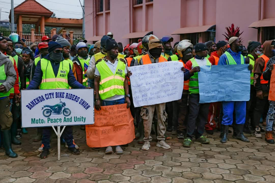 MinatDivcom's tweet photo. BAMENDA : LE MINAT OFFRE 100 PLAQUES AUX MOTO-TAXIMEN ET LES MET EN GARDE.À la suite de la réunion de sécurité, le Ministre Atanga Nji Paul a tenu une rencontre musclée ce lundi 05 octobre 2026 avec près de 300 conducteurs de moto-taxis de Bamenda. https://t.co/dNm9t2u5QX