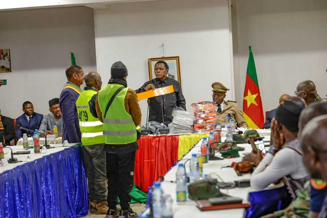 MinatDivcom's tweet photo. BAMENDA : LE MINAT OFFRE 100 PLAQUES AUX MOTO-TAXIMEN ET LES MET EN GARDE.À la suite de la réunion de sécurité, le Ministre Atanga Nji Paul a tenu une rencontre musclée ce lundi 05 octobre 2026 avec près de 300 conducteurs de moto-taxis de Bamenda. https://t.co/dNm9t2u5QX