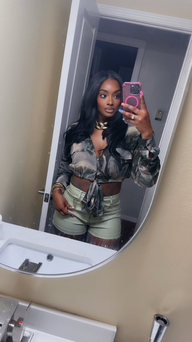 Crownedblackgrl's tweet photo. Never losing site of who I am ✨ https://t.co/TkjUm9aBxv