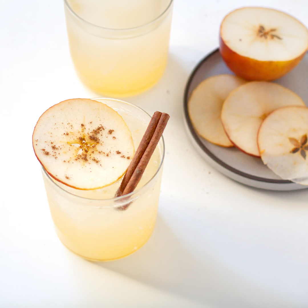 MinibarDelivery's tweet photo. Ready for some fall vibes? When autumn leaves are falling and warming flavors are trending, there's nothing like a few new cocktails to spice things up. Ease into the season with Apples &amp; Gin. For the full recipe: https://t.co/iDE2nfQF5D https://t.co/ahnr8VGtii