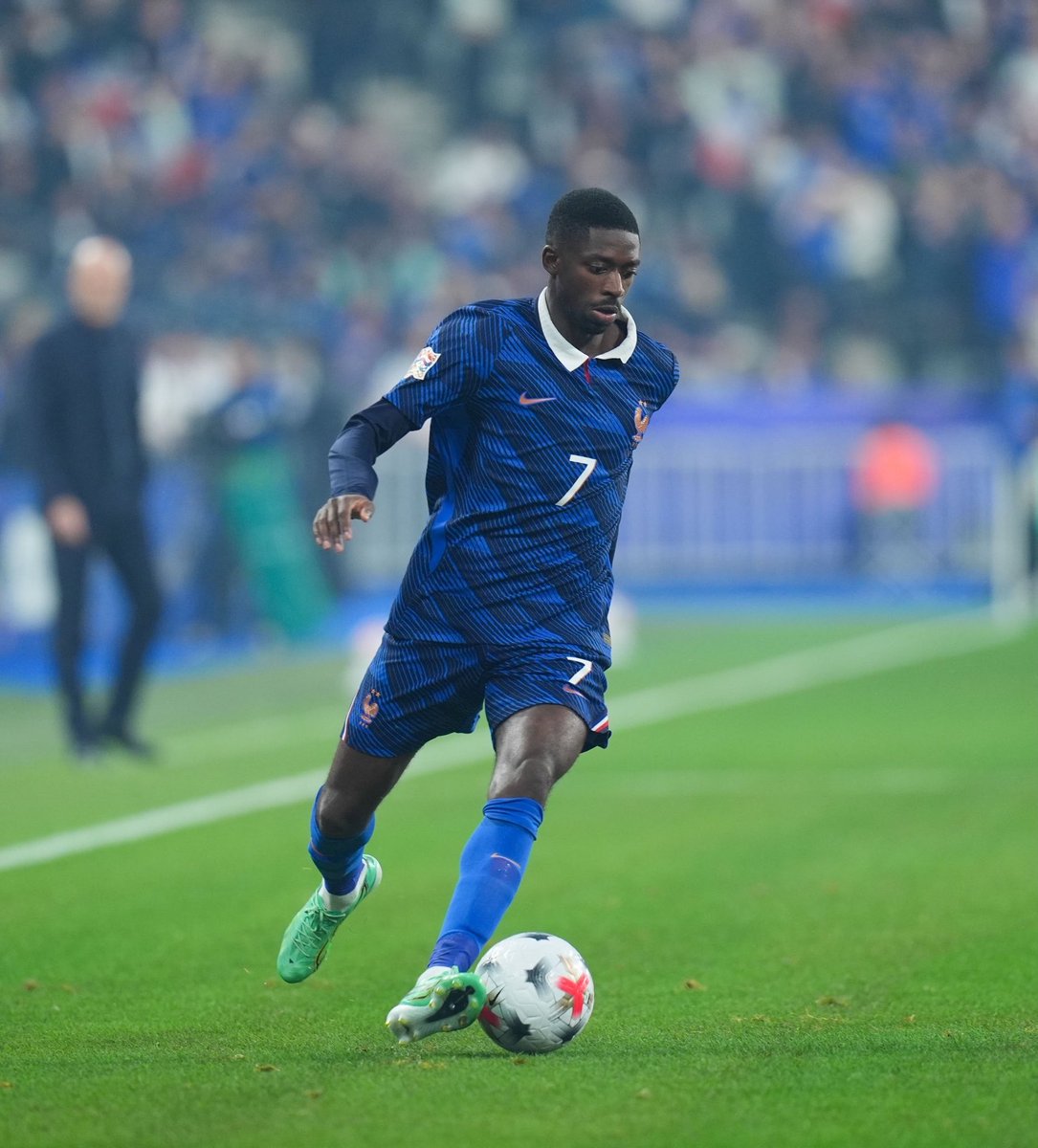 _BeFootball's tweet photo. On va poser la question parce qu’elle mérite de l’être.

OUSMANE DEMBÉLÉ DOIT-IL RESTER TITULAIRE EN ÉQUIPE DE FRANCE MALGRÉ SON STATUT DE BALLON D’OR ? 🌕🤨 https://t.co/UYf2uj6KUp