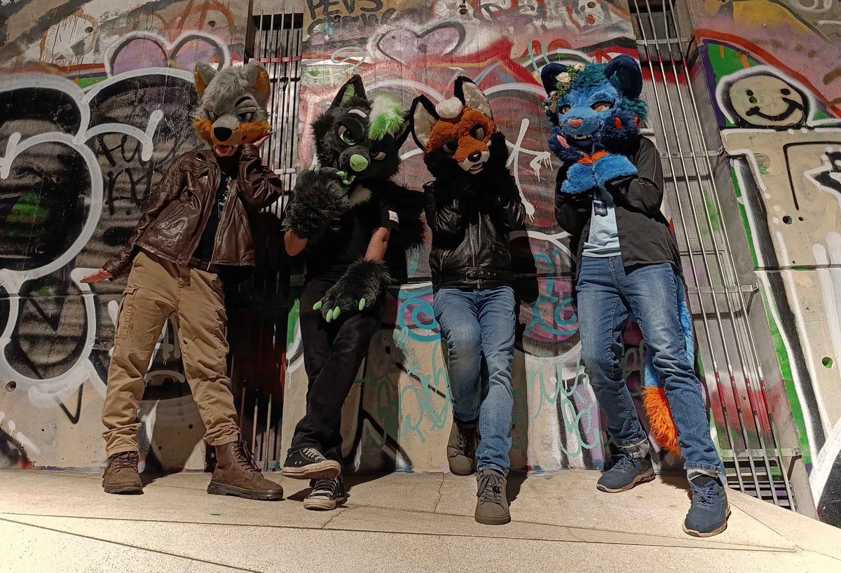 batteryfoxz's tweet photo. You stumbled into to the wrong neighborhood bitch, get ready to become a gay furry, with the gang🐾

🟦🐱 @of_roxie 
🟧🦊 @RustyTheFox25 
⬜🟧🦊  @SpaceCaninae 

📸 @Garmsklemor https://t.co/G0srAfPz82