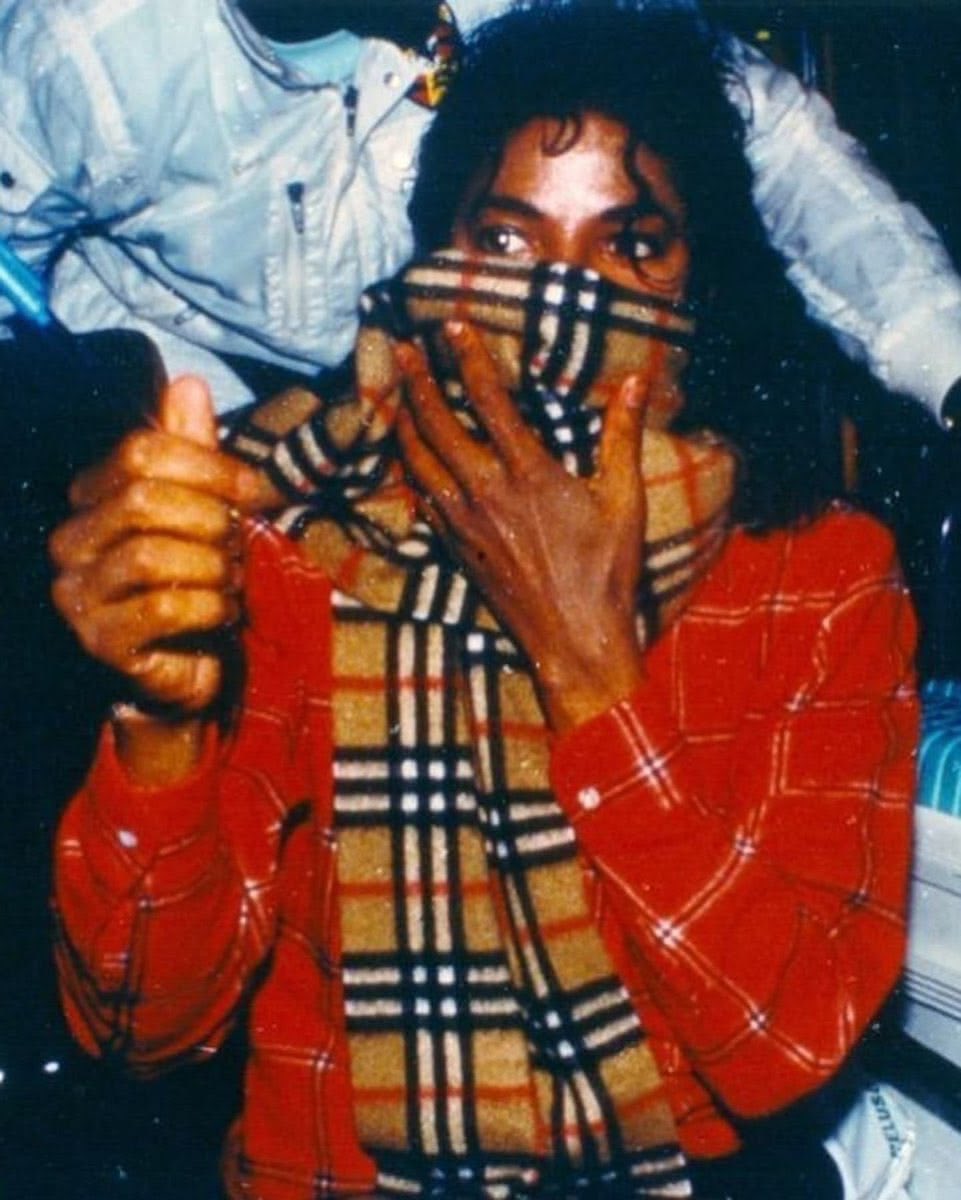Sound_Scrape's tweet photo. Michael Jackson wearing his Burberry Scarf. https://t.co/LgBsqGHwdd