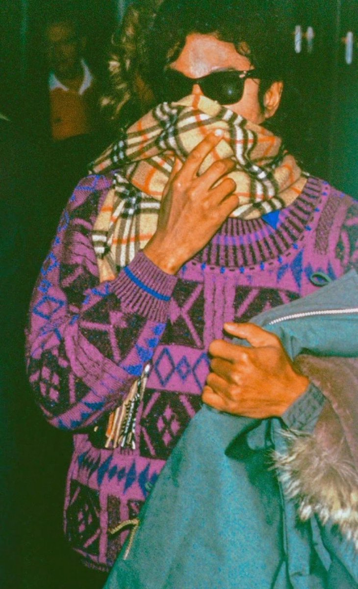 Sound_Scrape's tweet photo. Michael Jackson wearing his Burberry Scarf. https://t.co/LgBsqGHwdd