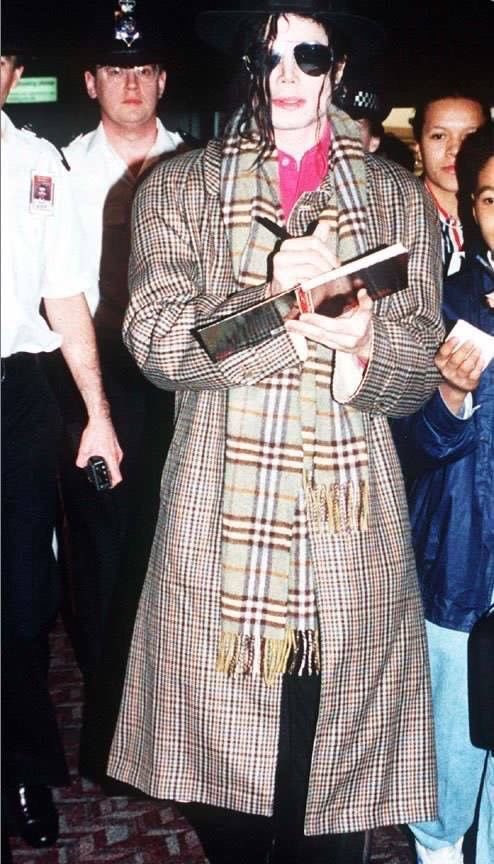 Sound_Scrape's tweet photo. Michael Jackson wearing his Burberry Scarf. https://t.co/LgBsqGHwdd