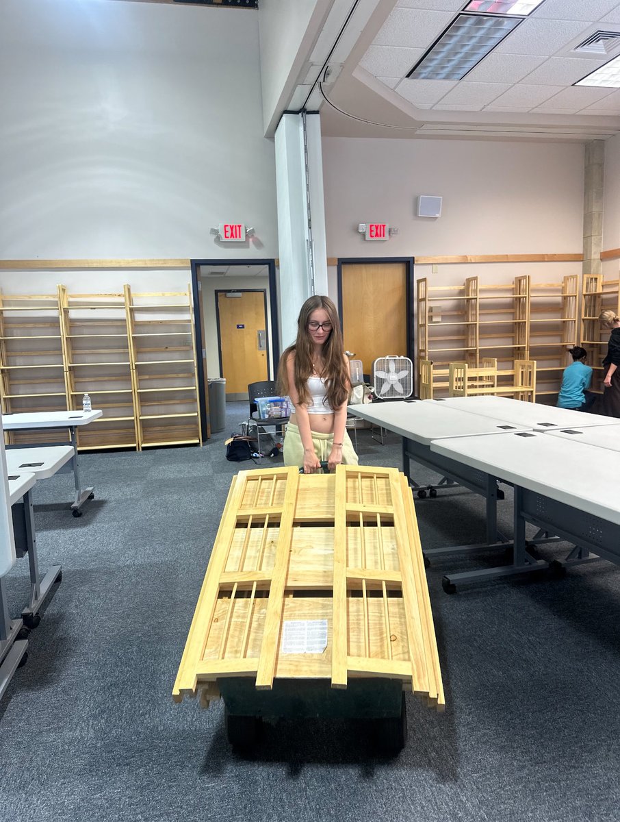 HandleyInteract's tweet photo. Our Interact members hard at work helping setup the Bowman Book sale 💪 https://t.co/x4pE3t9b8h
