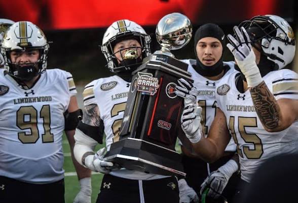 CoomerJason's tweet photo. Rivalry week is here 4 @LindenwoodFB as we welcome SEMO 2 St. Charles.  I have been told, tix sales are pacing ahead of the game 2 years ago.  I have also been told that St. Charles residents have been driving those sales.  This is not just another game! Help spread the word! https://t.co/Y0yyw2aW8Z