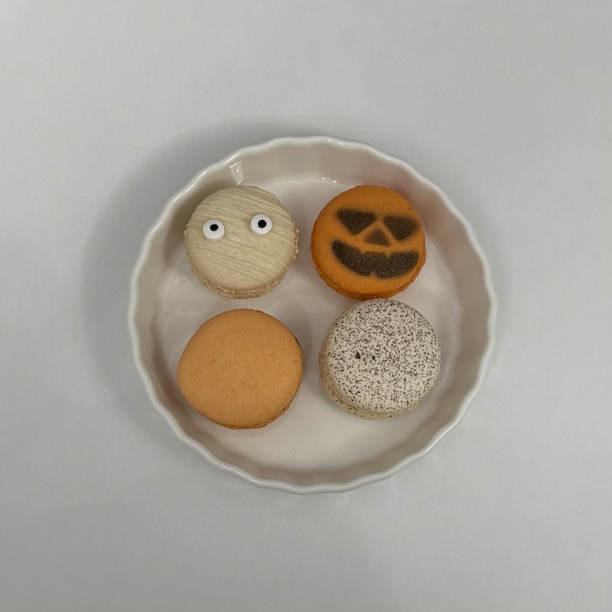 debutdavril's tweet photo. everyone look at my fall / halloween macarons 😽🤍 https://t.co/s2dChzR9sH