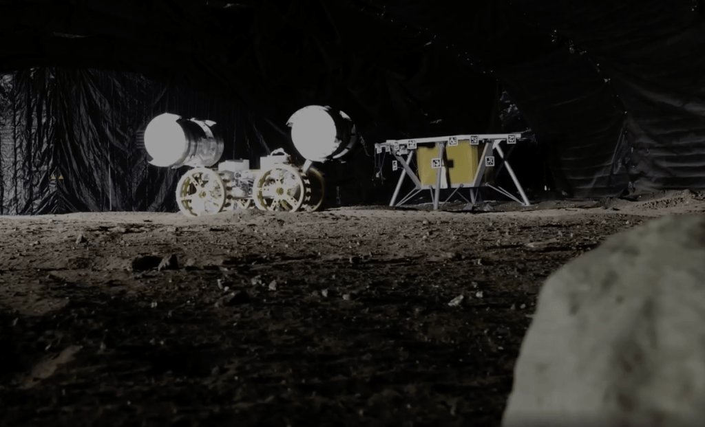 Lifek0o's tweet photo. ناسا تطور حفارًا صغيرًا للقمر… لكنه مصمم لنقل نحو 20 طنًا من التربة القمرية 🌕🤖

IPEx لا يعتمد على شفرة ثقيلة مثل الجرافات؛ يستخدم أسطوانات حفر خفيفة تدور بعكس بعضها، ليحفر ويجمع وينقل الـregolith في جاذبية القمر الضعيفة.

الهدف أكبر من الحفر: تجهيز مواقع الهبوط وبناء الحواجز وتسوية أرض البنية التحتية لوجود طويل على القمر.