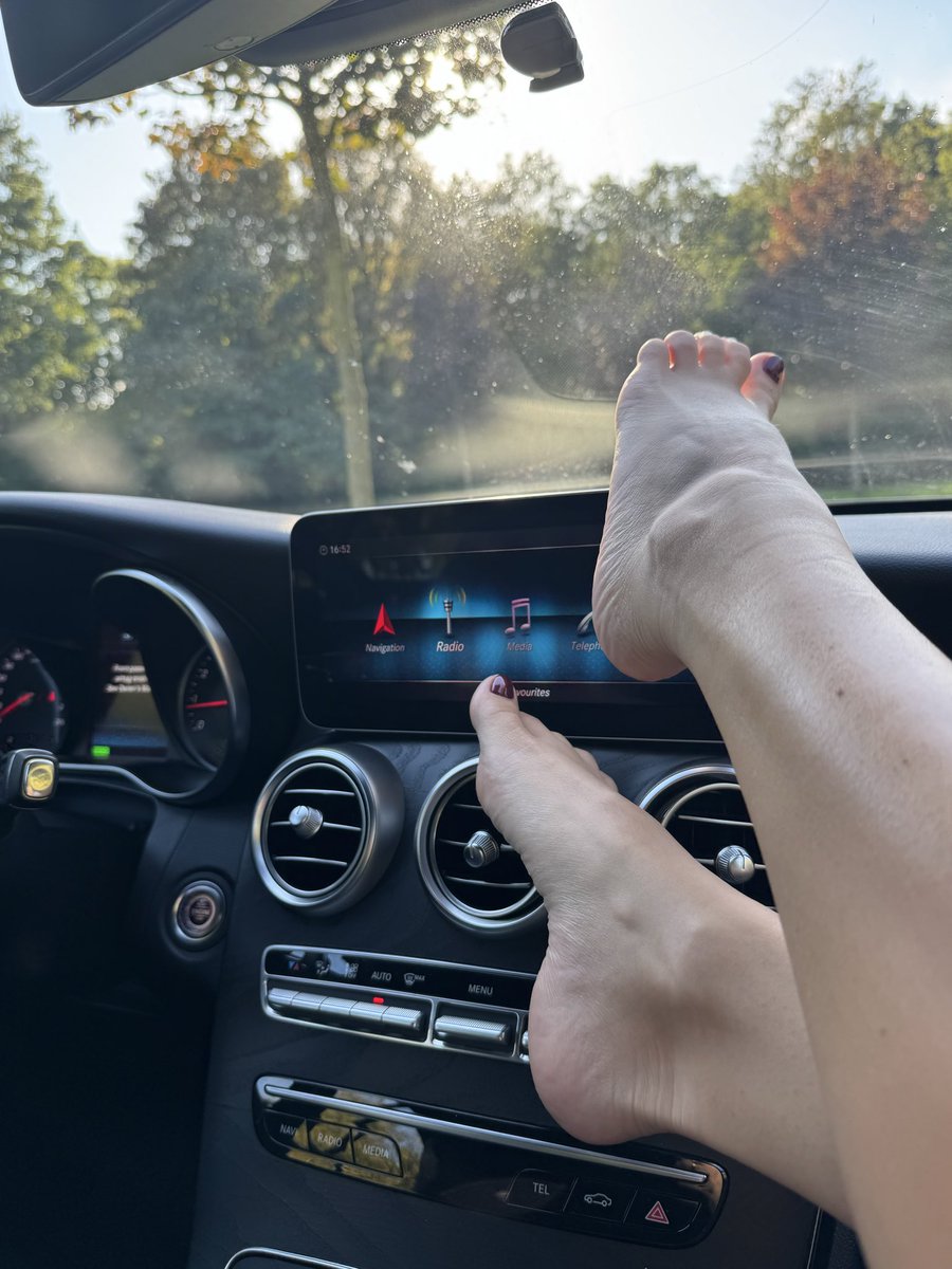 ThePetiteFeetMu's tweet photo. I may have misunderstood what the dashboard is for…😏
Would you tell me to put them down?
#thepetitefeetmuse #barefoot #feet #petitefeet https://t.co/MSUdOTtVKC