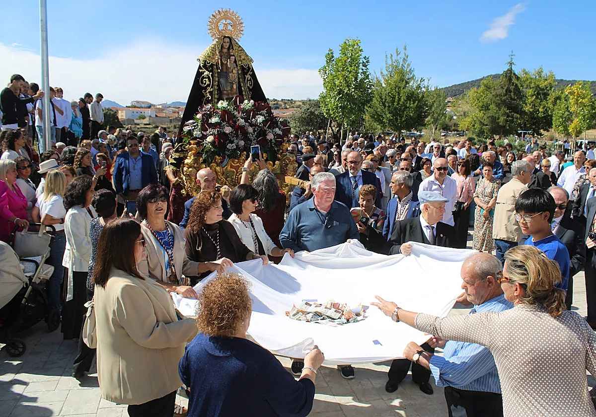 LaGacetaSA's tweet photo. Una curiosa tradición para celebrar a la Virgen del pueblo: la recaudación de ofrendas en la sábana subió a 4.700 euros
https://t.co/saLXxFkht0 https://t.co/doyp93t4mO