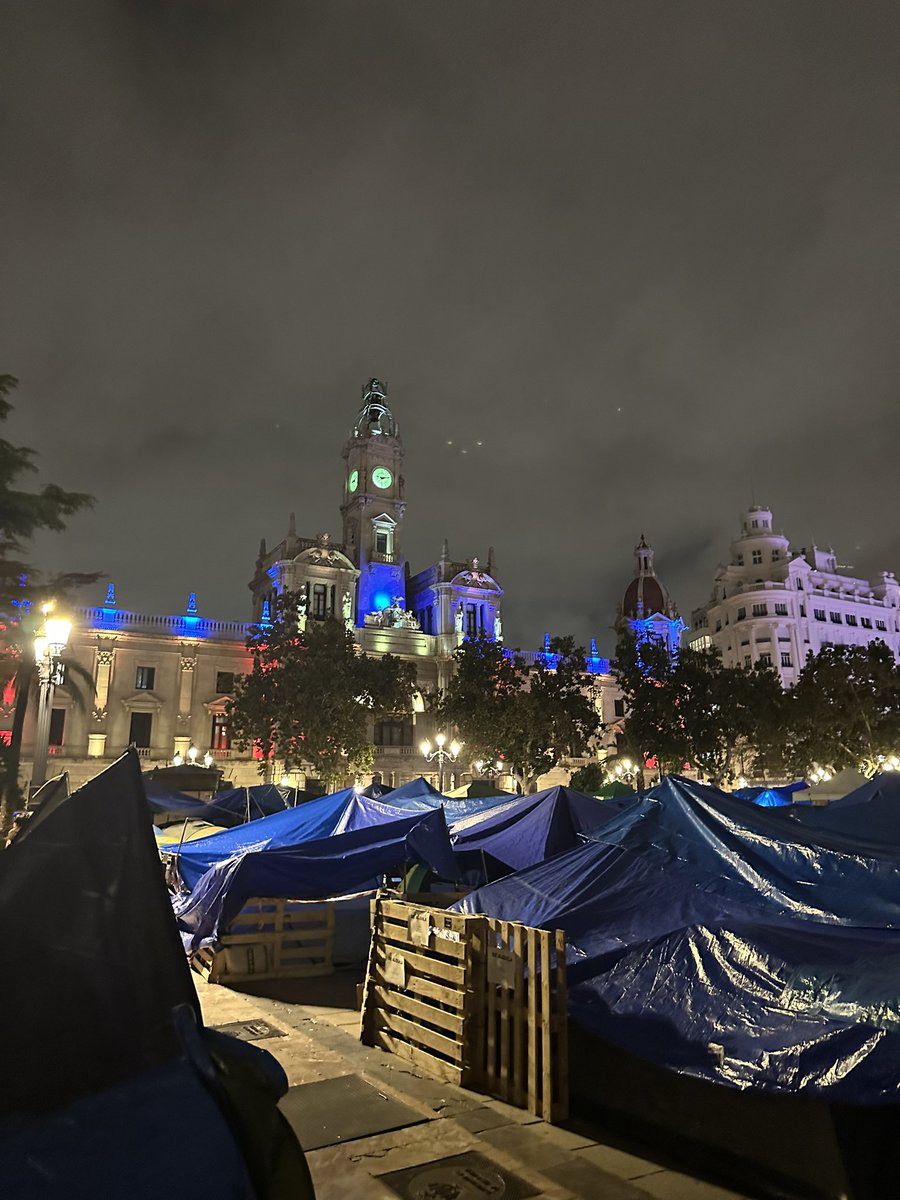 282Daniii's tweet photo. La plaça deixa de ser dels guiris per tornar a ser nostra https://t.co/eT0LL3ESGM