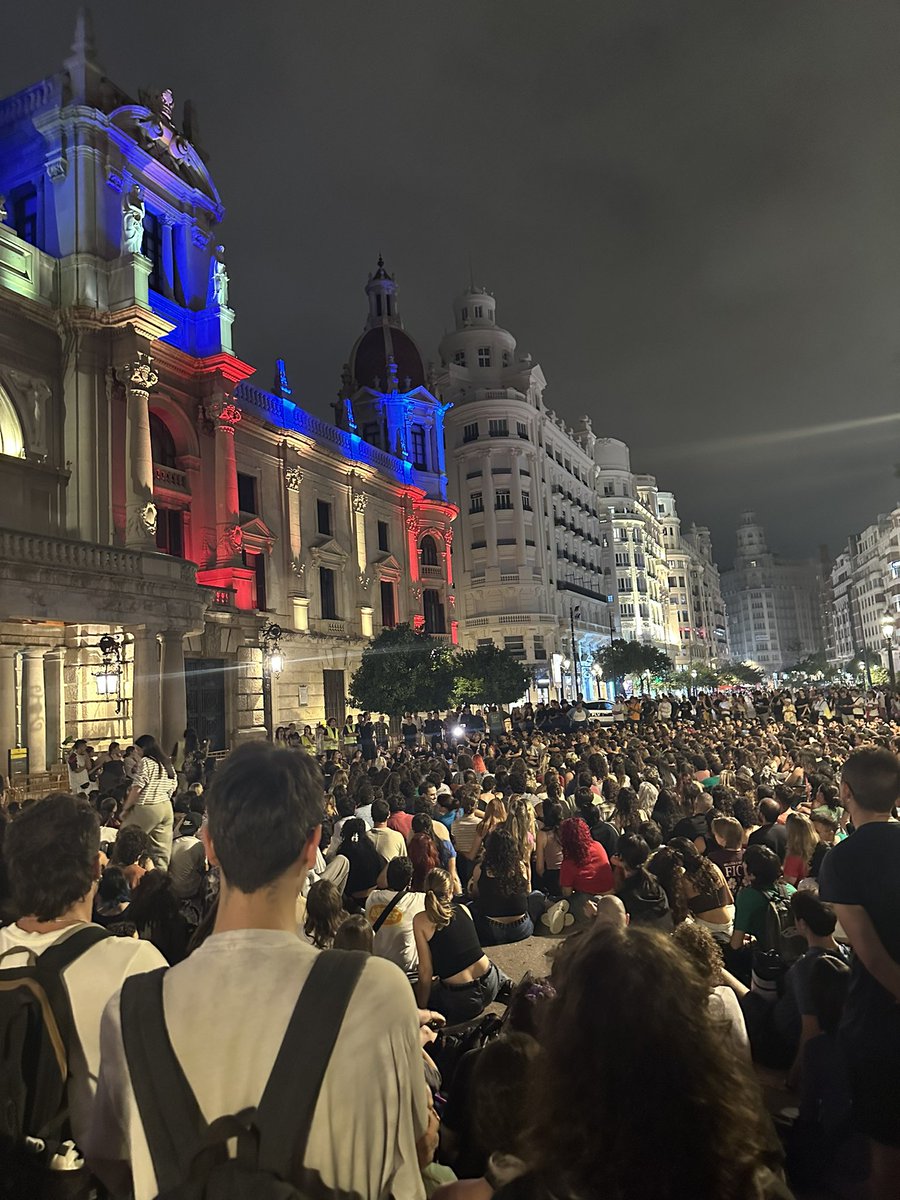 282Daniii's tweet photo. La plaça deixa de ser dels guiris per tornar a ser nostra https://t.co/eT0LL3ESGM