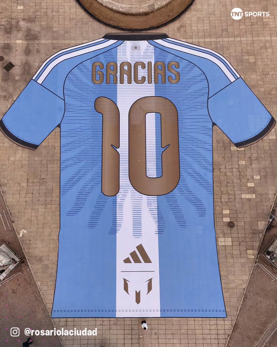 TNTSportsAR's tweet photo. LA INCREÍBLE POSTAL EN ROSARIO PARA DESPEDIR A MESSI 🐐 🇦🇷 

En el Monumento a la Bandera se desplegó esta camiseta gigante de Lionel Messi a horas de su despedida de la Selección 💔 https://t.co/AsYBmNLSCi