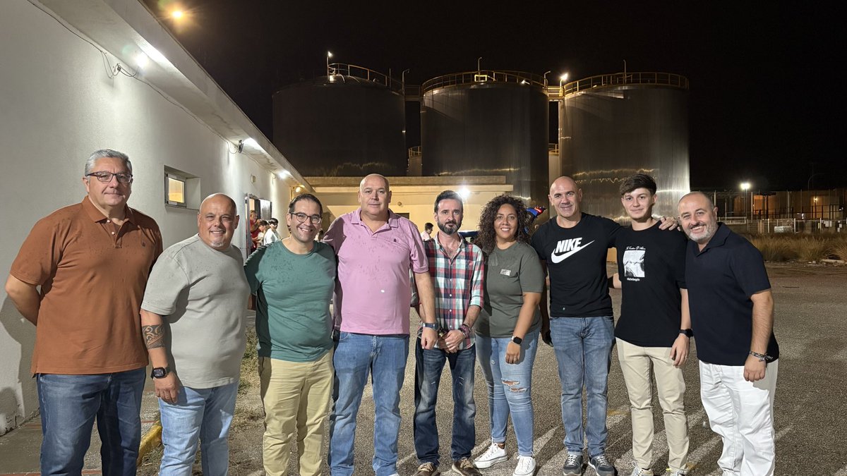 PolillasCadiz's tweet photo. Esta tarde hemos recibido en nuestro ensayo al nuevo Hermano Mayor, D. Ramón Villén, y parte de su Junta de Gobierno.

Una visita especial, más aún tras tantos años compartiendo momentos. Gracias por venir a vernos. Siempre es un placer teneros en casa. 

35 años sonando a Cádiz https://t.co/c2gOiKaQEX