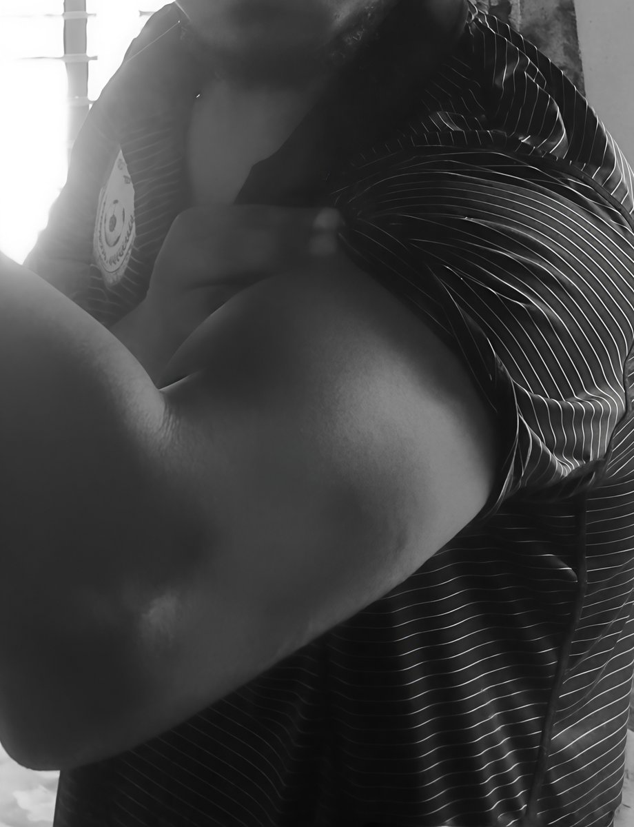 Storm13224's tweet photo. Just checking if the sleeves still fit.
#workouts #gains #biceps https://t.co/DuAXwpm0Tb