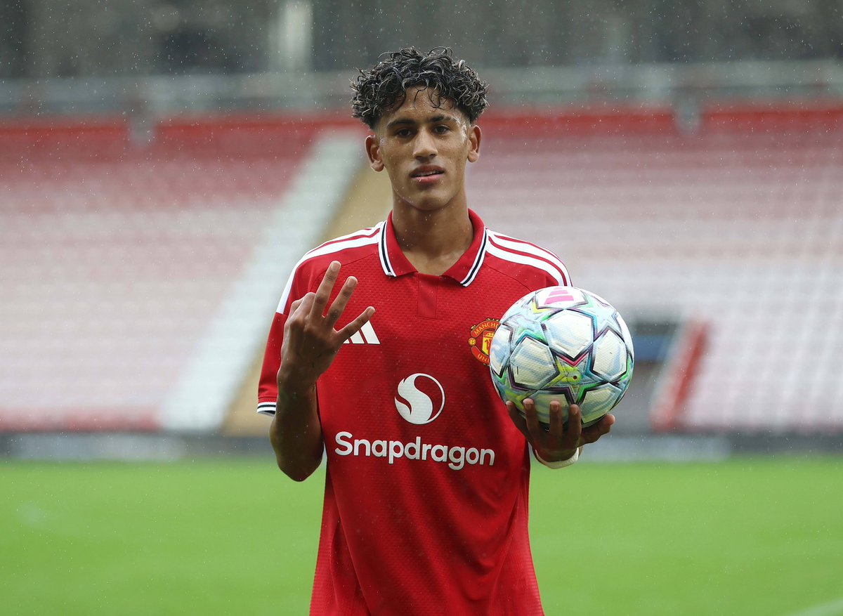 Plettigoal's tweet photo. 🚨🆕 JJ Gabriel, Manchester United’s 15 y/o gem who turns 16 tomorrow, is set to receive a Cypriot passport in the near future, if all goes to plan.

A free transfer in January is planned and therefore possible. #MUFC 

Real Madrid and Barcelona are currently very concrete - both ready to offer the XXL package of salary, bonuses and signing-on fee.

FC Bayern are not giving up and have held new talks. PSG are lurking. 

@SkySportDE 🏴󠁧󠁢󠁥󠁮󠁧󠁿🇮🇪
