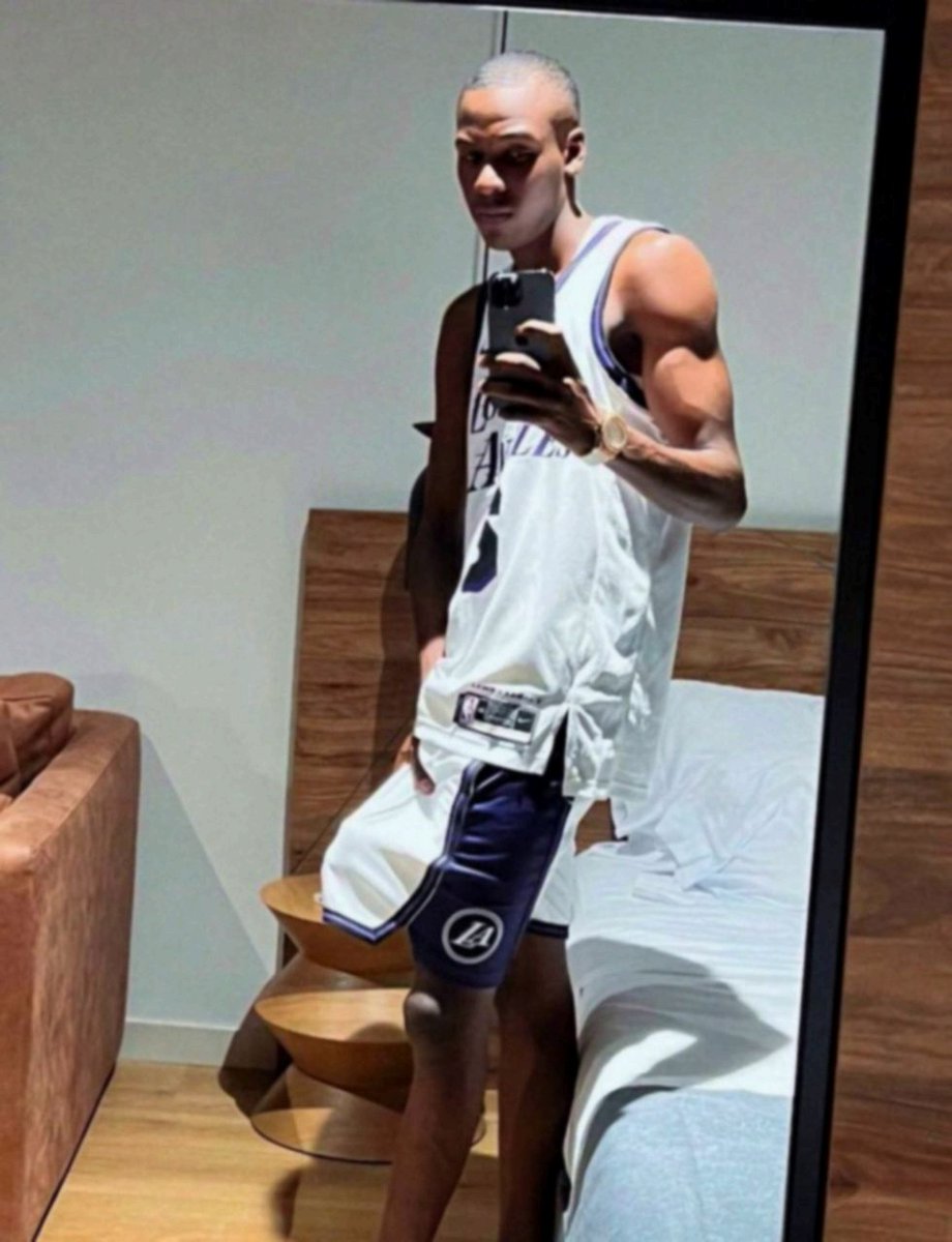 sharpskates23's tweet photo. am I ur type 😉 https://t.co/PXm1pIsd0C