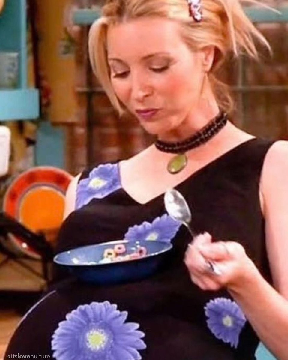 itsloveculture's tweet photo. Friends: o bebê que Lisa Kudrow estava esperando durante a 4ª temporada agora é formado na faculdade. Eu me recuso a aceitar que o tempo passou tão rápido. https://t.co/3nKwvpSGj1