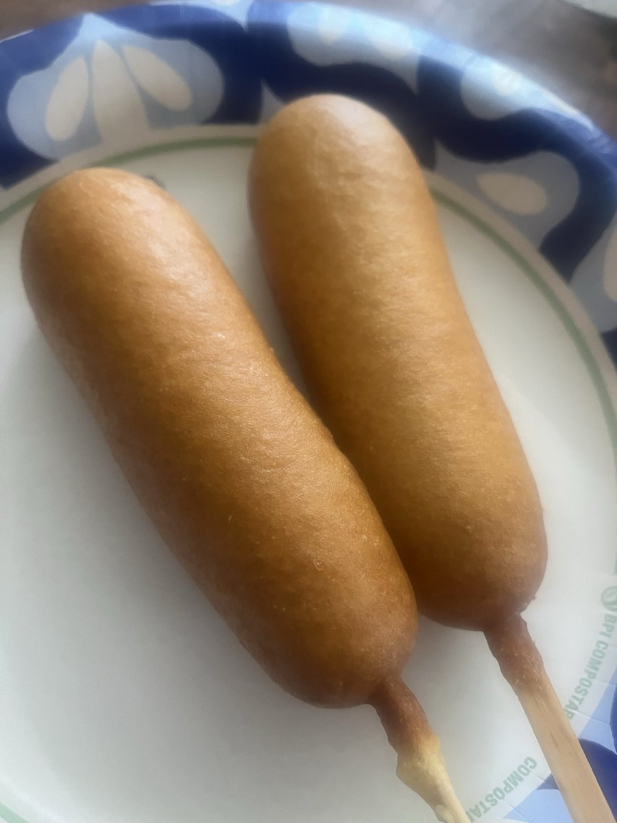 Kat_suune's tweet photo. corn dogs my beloved 🥰 https://t.co/VXqiGL1yA1