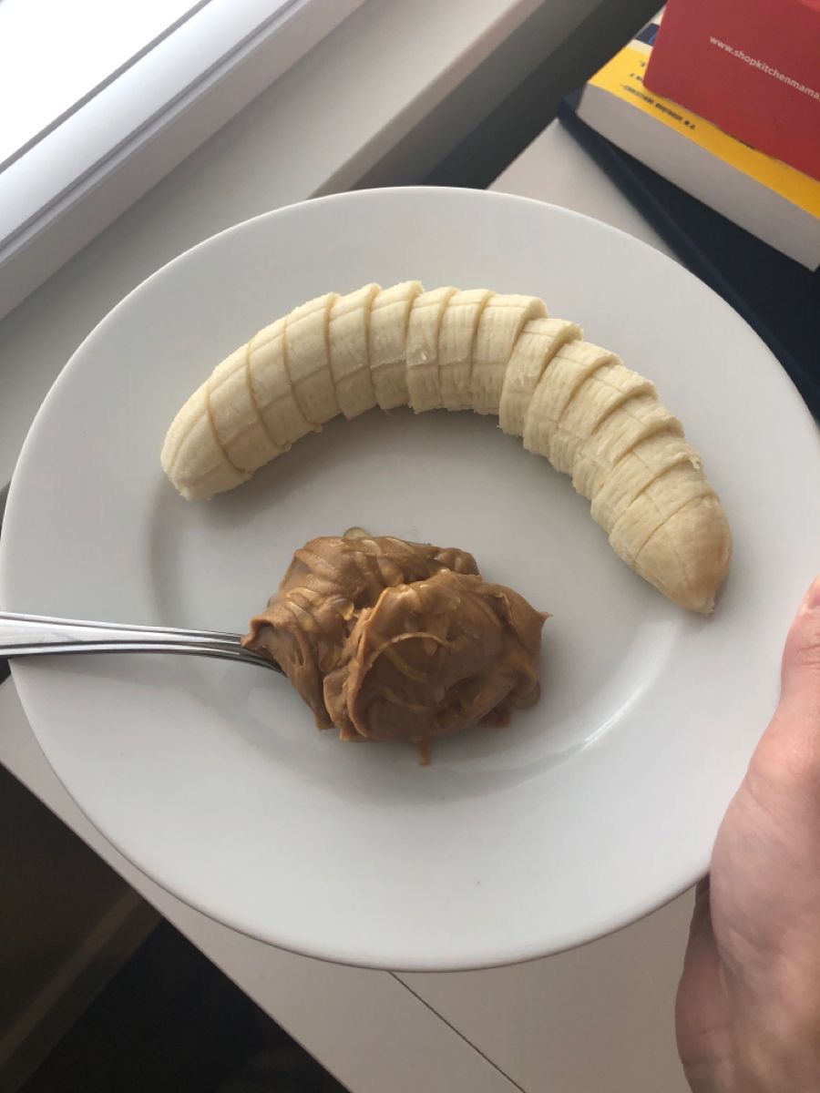 moonieslvt's tweet photo. my omad or whatever is unpictured but this is what it looked like. banana and peanut butter. didn’t really feel all that hungry after. https://t.co/YM10PLxihs