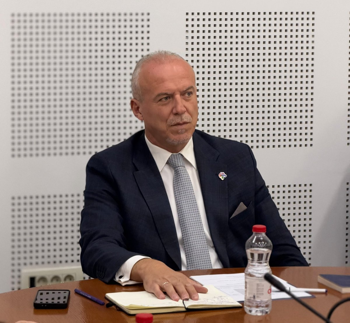 ViganQorrolli's tweet photo. KOSOVA ËSHTË MË E MADHE SE SECILI PREJ NESH!

Po flas si deputet, por edhe si qytetar që e di se çfarë peshe ka ky moment.

Nëse duam t’i mbështesim çlirimtarët tanë në Hagë, këtë nuk e bëjmë duke e çuar vendin në një tjetër proces zgjedhor dhe në një tjetër vakum institucional. E bëjmë duke i mbajtur institucionet funksionale, duke i dhënë vendit stabilitet dhe duke i përdorur institucionet që kemi sot.

Nesër në mesnatë është afati i fundit. Nga dita e mërkurë -- shpërndahet Kuvendi dhe ndodhin zgjedhjet e reja.

Prandaj thirrja ime është e drejtpërdrejtë: kolegë deputetë, mos prisni: ejani ta votojmë dhe zgjedhim Presidentin e Kosovës! Të Republikës që e duam më shumë se veten! E kundërta ndodh, nqs nuk vini, -- do ta duani veten më shumë se sa Republikën.

Ligji për Gjykatën Speciale në Hagë nuk është në rrezik. Institucionet janë në rrezik të mbeten pa funksionalitet.

Haga nuk ndihmohet duke shkuar në zgjedhje. 4-shja e paraburgosur atje ndihmohet vetëm me një shtet funksional!

Thirrni racionalitetit, thirrni mendjes së shëndosh. Besoj ka koleg deputetë nga tabori opozitar që mund ta tejkalojnë veten në dobi të Republikës!

#Kosova