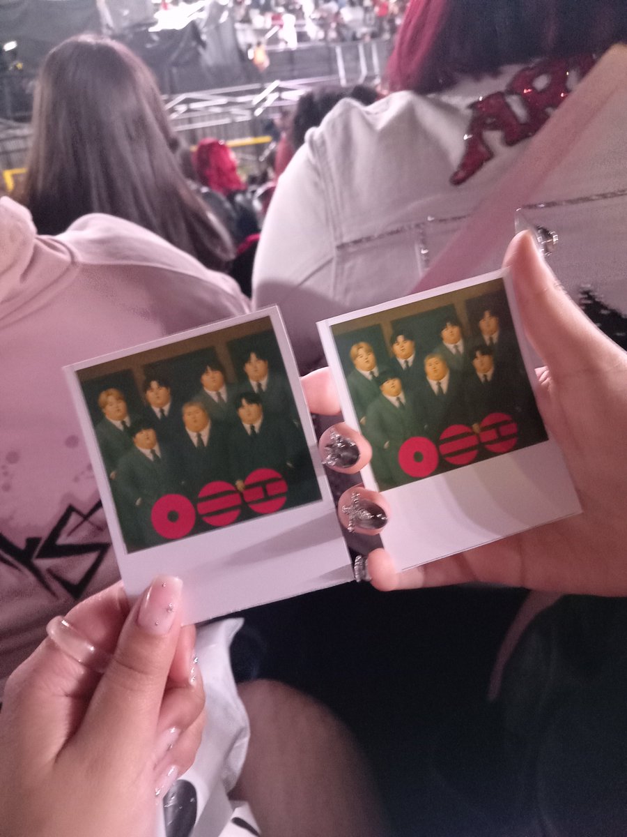 vntstillu's tweet photo. Para la army qué nos dio un freebie de los chicos versión botero quiero decirte que nos hiciste muy felices lqhaiqhwuqiq https://t.co/8iwfSiSUMt