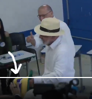 malonota's tweet photo. @punkcybermonk @puentillada Vocês são desonestos pra caralho e inventam qualquer merda. Ele entregou pro Stuckert, o fotógrafo dele. https://t.co/IEtjSEzlBt