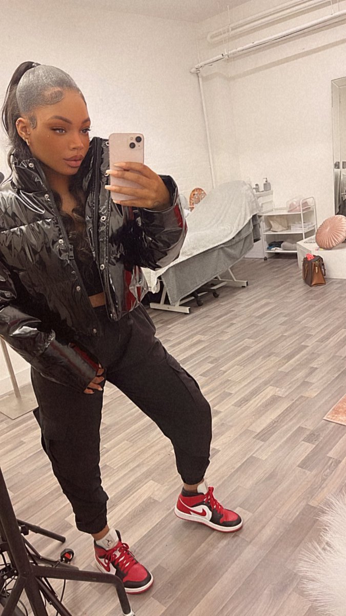 sharrosax's tweet photo. I love puffer jacket season too, especially when it’s shiny 🖤✨ https://t.co/vmgKVxBD93