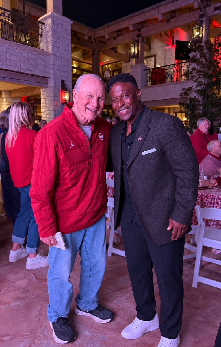 SpenceTillman's tweet photo. Happy 89th to my coach &amp; friend, Barry Switzer. 157 wins and 3 national titles at OU. An icon who had many gifts....His greatest? Connecting with people. His authentic personality and style would make him even more relevant—and, I believe, even more successful—today. I love you! https://t.co/fIXs85dNPH