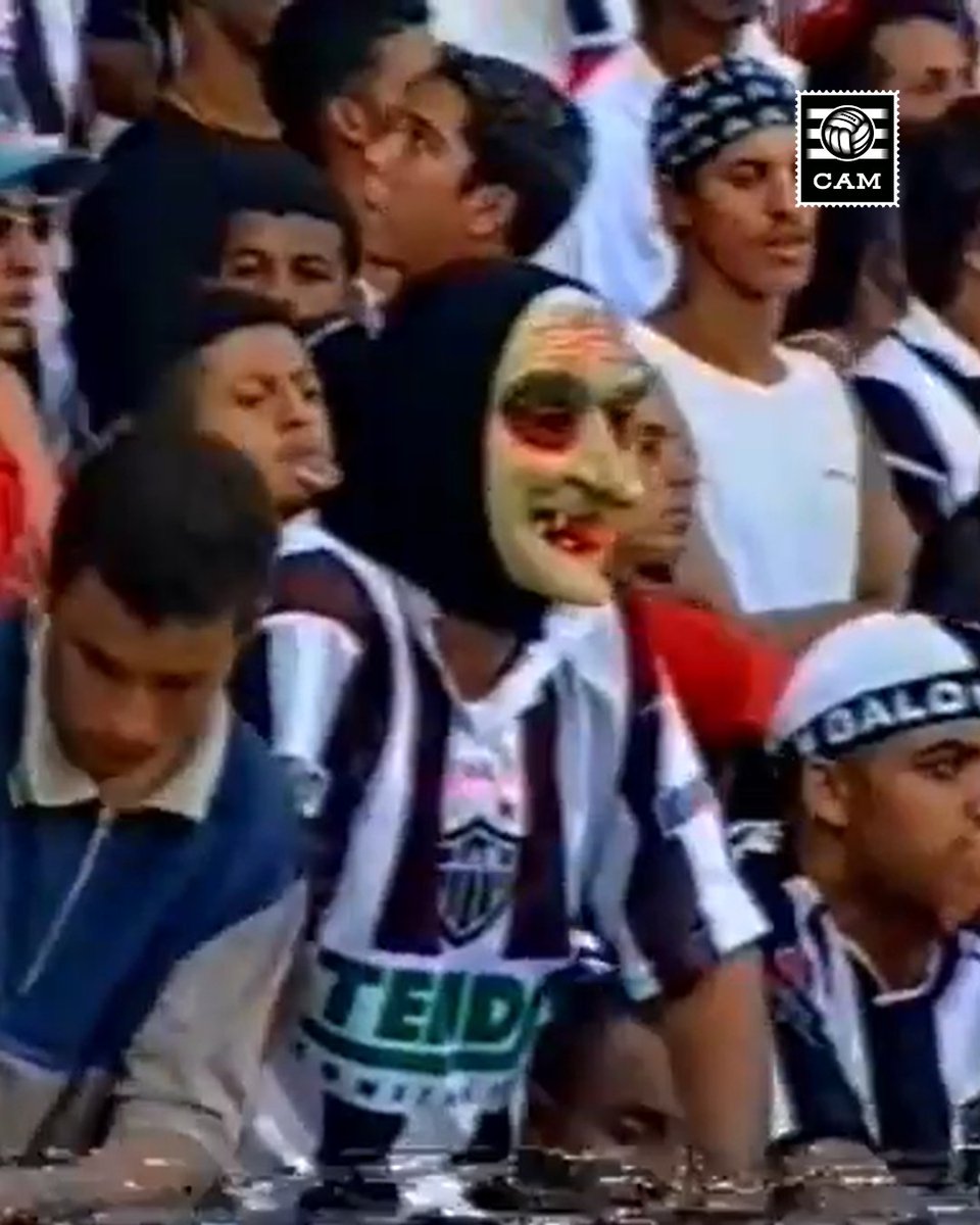 galodigital's tweet photo. 6 de outubro de 2001 | 25 anos de um clássico inesquecível!

O Galo perdia de 2 a 0 até os 40'/2T. Então, Ramon diminuiu em cobrança de falta, e Marques empatou na reta final, explodindo o estádio!

Dia também da entrega do Galo de Prata a Milton Neves e Roberto Drummond. https://t.co/QyzwEDzHcL