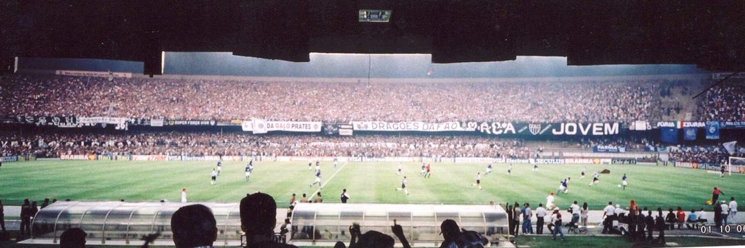 galodigital's tweet photo. 6 de outubro de 2001 | 25 anos de um clássico inesquecível!

O Galo perdia de 2 a 0 até os 40'/2T. Então, Ramon diminuiu em cobrança de falta, e Marques empatou na reta final, explodindo o estádio!

Dia também da entrega do Galo de Prata a Milton Neves e Roberto Drummond. https://t.co/QyzwEDzHcL