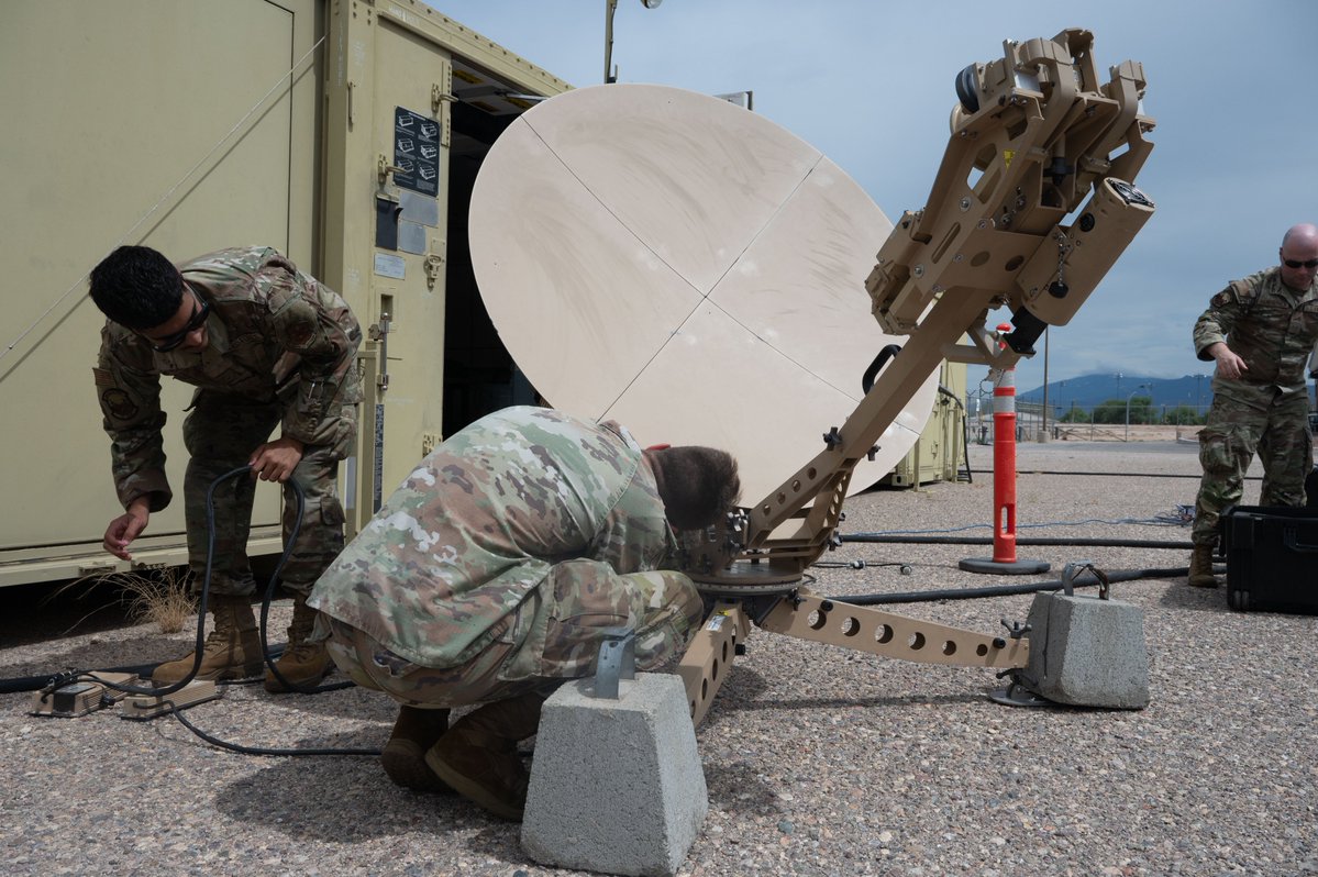 AFSOUTH's tweet photo. 612th Air Communications Squadron Airmen took command and control into the New Mexico field—testing a mobile communications package designed to keep air operations moving when networks are disrupted.

Learn more 👇
https://t.co/xFYysrh5cF https://t.co/6ce41beqdc