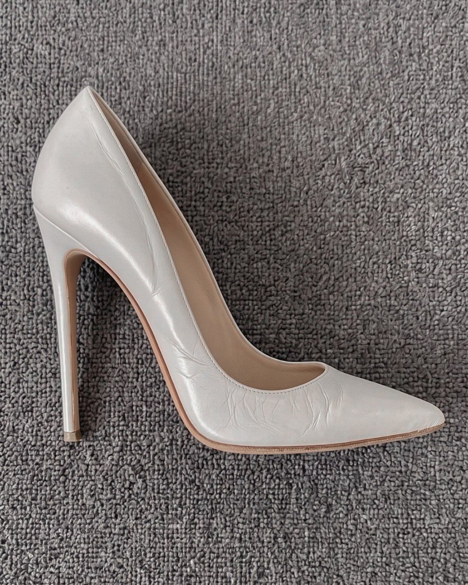 toohotdoll's tweet photo. At 18, even 4.5 inch pointed pumps are part of my everyday wardrobe.
And honestly, these are actually some of the lowest heels I own. I have plenty of pairs that are much higher, and I wear those regularly too. High heels every single day is just completely normal for me. 🤍 https://t.co/2rKvuNZwbe