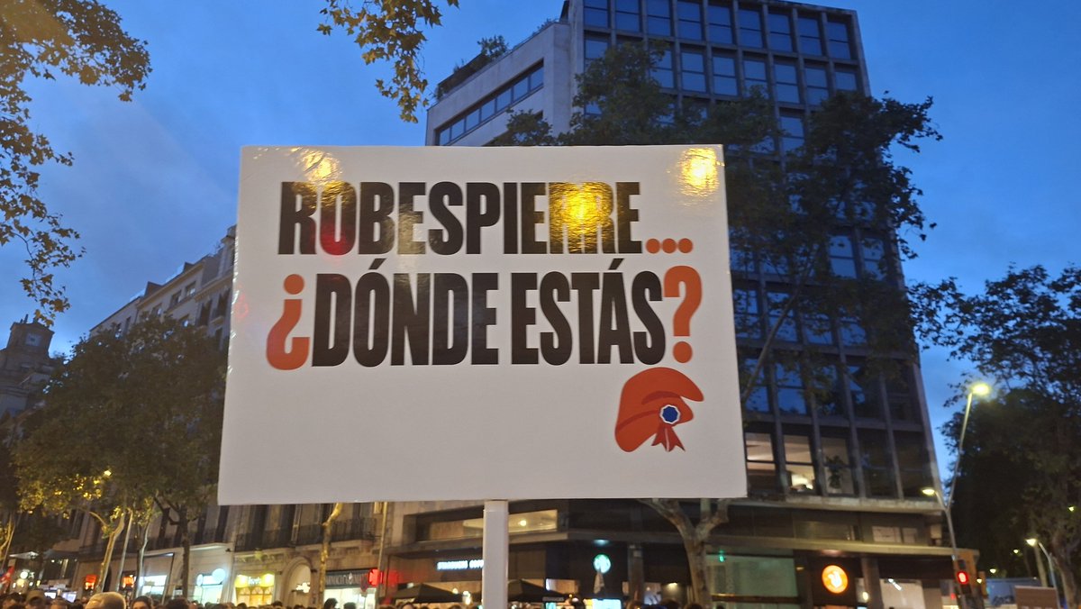ArantxaTirado's tweet photo. Impressionant la manifestació d'aquesta tarda a Barcelona pel dret a l'habitatge. Gairebé una hora sense poder avançar de la quantitat de gent que hi èrem! Emociona sentir consignes amb clara consciència de classe i antifeixista. Hi ha esperança! https://t.co/oBrrO5nWiX