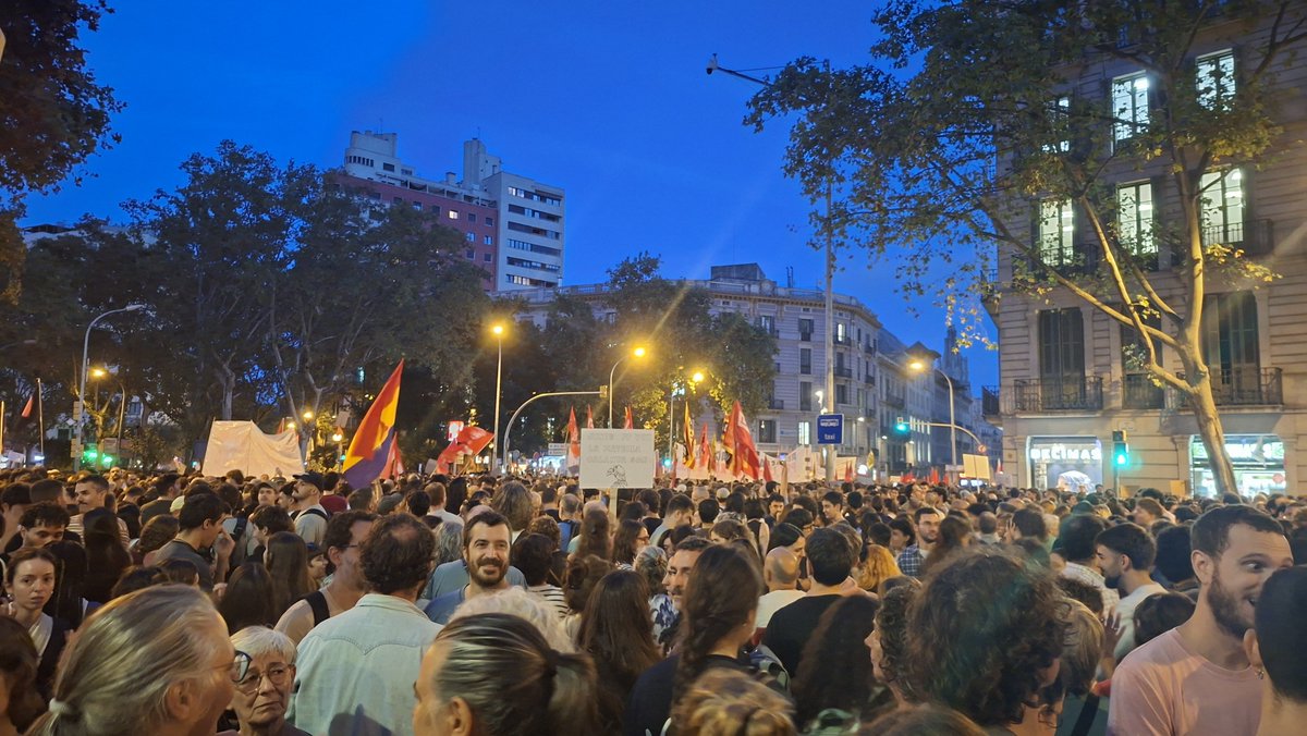 ArantxaTirado's tweet photo. Impressionant la manifestació d'aquesta tarda a Barcelona pel dret a l'habitatge. Gairebé una hora sense poder avançar de la quantitat de gent que hi èrem! Emociona sentir consignes amb clara consciència de classe i antifeixista. Hi ha esperança! https://t.co/oBrrO5nWiX