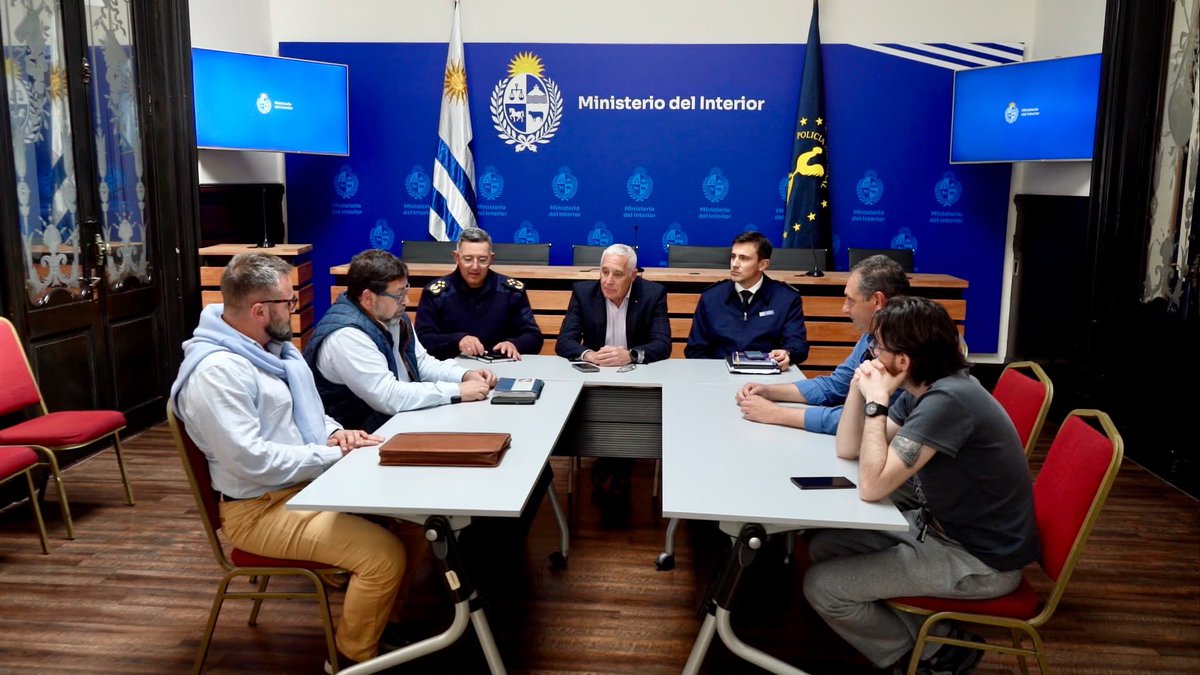 Minterioruy's tweet photo. El Ministro del Interior, Dr. Carlos Negro, junto al Director de la Policía Nacional, Crio. Gral. (R) José Manuel Azambuya, y el Jefe de Policía de Montevideo, Crio. Gral. Alfredo Clavijo, recibió a una delegación de la Federación Uruguaya de la Salud (FUS).

Durante la reunión se ratificó el protocolo de seguridad vigente, el refuerzo del patrullaje en algunas zonas específicas, y se acordaron acciones conjuntas con la Policía Comunitaria. 

Las autoridades reafirmaron su compromiso con el diálogo permanente y la labor conjunta que se viene desarrollando con los trabajadores del sector.