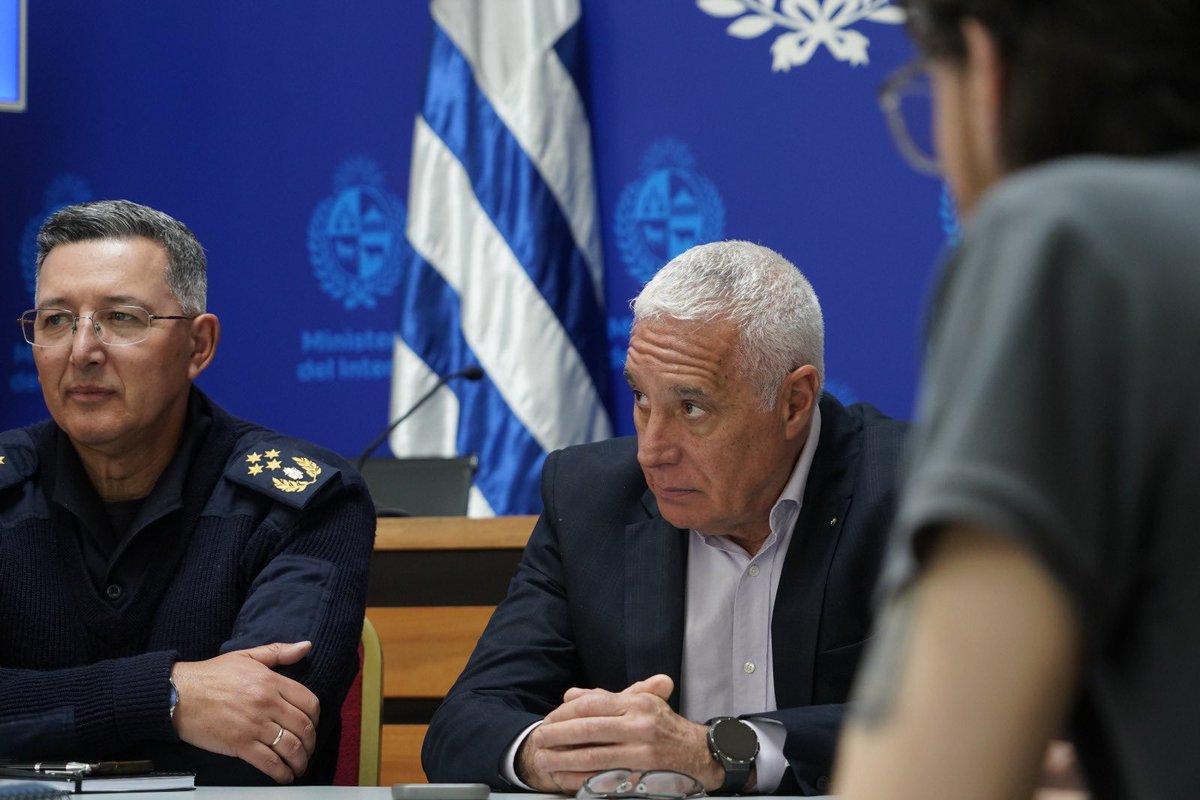 Minterioruy's tweet photo. El Ministro del Interior, Dr. Carlos Negro, junto al Director de la Policía Nacional, Crio. Gral. (R) José Manuel Azambuya, y el Jefe de Policía de Montevideo, Crio. Gral. Alfredo Clavijo, recibió a una delegación de la Federación Uruguaya de la Salud (FUS).

Durante la reunión se ratificó el protocolo de seguridad vigente, el refuerzo del patrullaje en algunas zonas específicas, y se acordaron acciones conjuntas con la Policía Comunitaria. 

Las autoridades reafirmaron su compromiso con el diálogo permanente y la labor conjunta que se viene desarrollando con los trabajadores del sector.