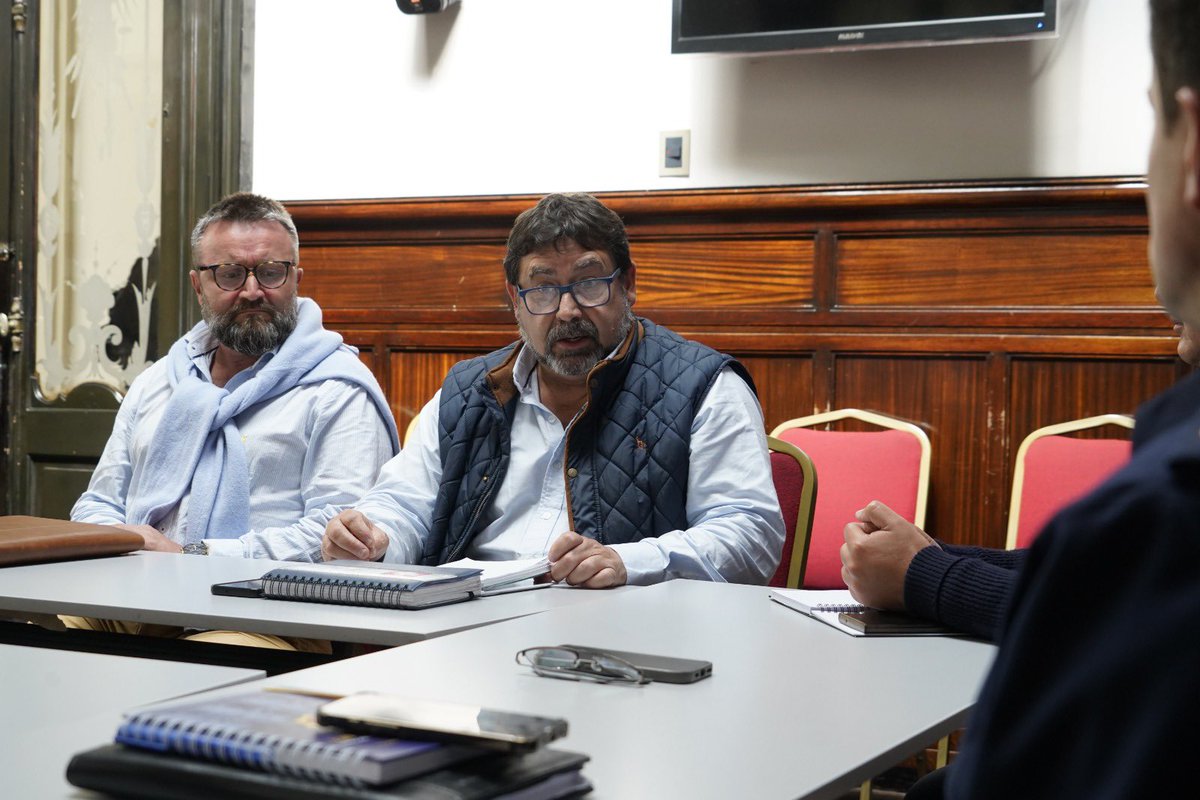 Minterioruy's tweet photo. El Ministro del Interior, Dr. Carlos Negro, junto al Director de la Policía Nacional, Crio. Gral. (R) José Manuel Azambuya, y el Jefe de Policía de Montevideo, Crio. Gral. Alfredo Clavijo, recibió a una delegación de la Federación Uruguaya de la Salud (FUS).

Durante la reunión se ratificó el protocolo de seguridad vigente, el refuerzo del patrullaje en algunas zonas específicas, y se acordaron acciones conjuntas con la Policía Comunitaria. 

Las autoridades reafirmaron su compromiso con el diálogo permanente y la labor conjunta que se viene desarrollando con los trabajadores del sector.