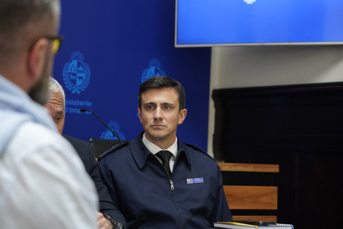 Minterioruy's tweet photo. El Ministro del Interior, Dr. Carlos Negro, junto al Director de la Policía Nacional, Crio. Gral. (R) José Manuel Azambuya, y el Jefe de Policía de Montevideo, Crio. Gral. Alfredo Clavijo, recibió a una delegación de la Federación Uruguaya de la Salud (FUS).

Durante la reunión se ratificó el protocolo de seguridad vigente, el refuerzo del patrullaje en algunas zonas específicas, y se acordaron acciones conjuntas con la Policía Comunitaria. 

Las autoridades reafirmaron su compromiso con el diálogo permanente y la labor conjunta que se viene desarrollando con los trabajadores del sector.
