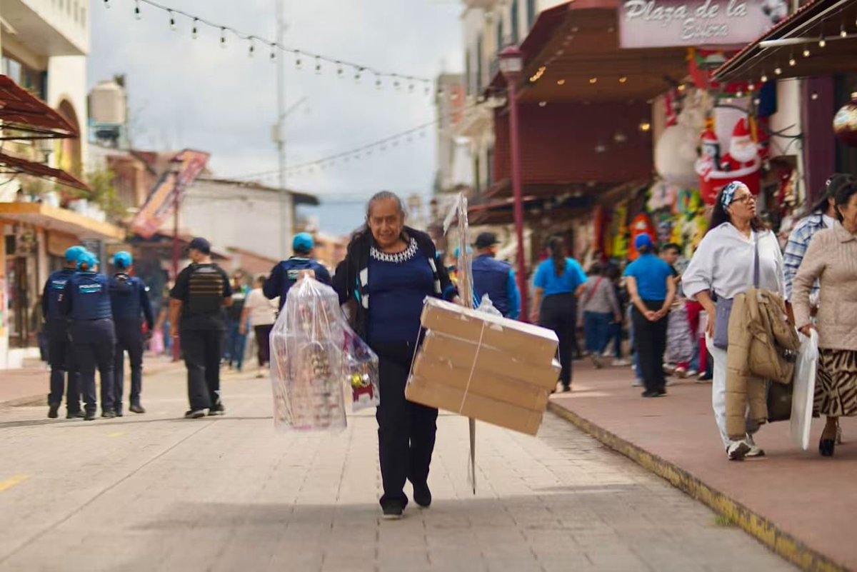 RiveraTrejoJuan's tweet photo. Gracias por elegir #Chignahuapan. 👏🏼 Da gusto ver nuestras calles así: llenas de familias, visitantes y turistas caminando, comprando, disfrutando y descubriendo nuestro #PuebloMágico.

Nuestros corredores ya están llenos de vida, nuestros artesanos y comerciantes están listos, y #Chignahuapan luce ordenado, limpio y seguro para recibir esta gran temporada. Ver tanta gente recorriendo nuestras calles emociona, porque detrás de cada visita también hay trabajo para nuestra gente y movimiento para nuestra economía.

¡Así se vivió #Chignahuapan este fin de semana! 🎄✨

#Chignahuapan #MásTerritorioMenosEscritorio