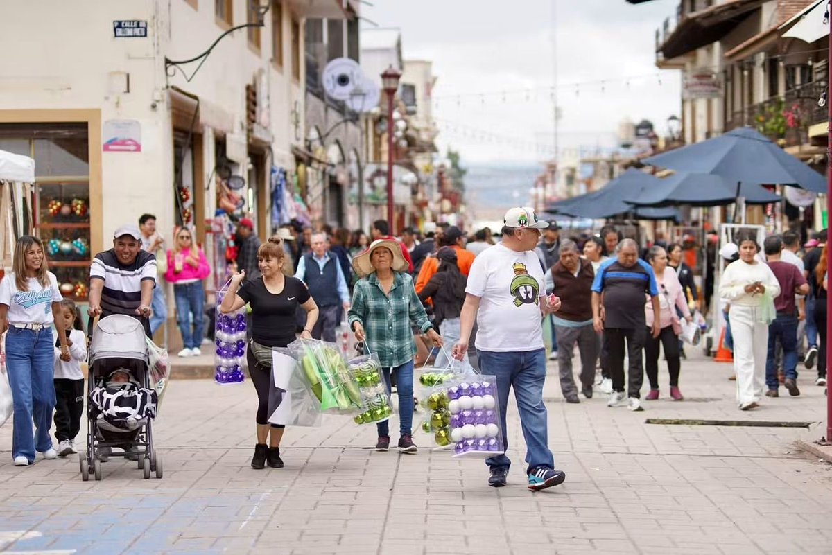 RiveraTrejoJuan's tweet photo. Gracias por elegir #Chignahuapan. 👏🏼 Da gusto ver nuestras calles así: llenas de familias, visitantes y turistas caminando, comprando, disfrutando y descubriendo nuestro #PuebloMágico.

Nuestros corredores ya están llenos de vida, nuestros artesanos y comerciantes están listos, y #Chignahuapan luce ordenado, limpio y seguro para recibir esta gran temporada. Ver tanta gente recorriendo nuestras calles emociona, porque detrás de cada visita también hay trabajo para nuestra gente y movimiento para nuestra economía.

¡Así se vivió #Chignahuapan este fin de semana! 🎄✨

#Chignahuapan #MásTerritorioMenosEscritorio