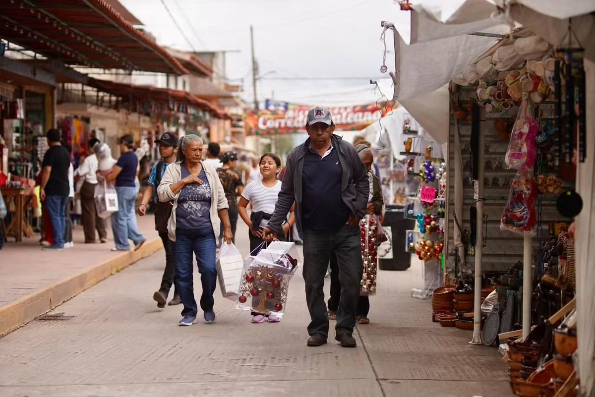 RiveraTrejoJuan's tweet photo. Gracias por elegir #Chignahuapan. 👏🏼 Da gusto ver nuestras calles así: llenas de familias, visitantes y turistas caminando, comprando, disfrutando y descubriendo nuestro #PuebloMágico.

Nuestros corredores ya están llenos de vida, nuestros artesanos y comerciantes están listos, y #Chignahuapan luce ordenado, limpio y seguro para recibir esta gran temporada. Ver tanta gente recorriendo nuestras calles emociona, porque detrás de cada visita también hay trabajo para nuestra gente y movimiento para nuestra economía.

¡Así se vivió #Chignahuapan este fin de semana! 🎄✨

#Chignahuapan #MásTerritorioMenosEscritorio