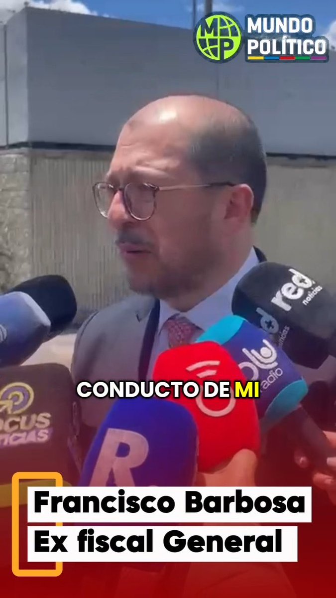 A screenshot from 'MUNDO POLÍTICO' showing a bespectacled bald man in a suit speaking into multiple news microphones, with Spanish subtitles reading 'CONDUCTO DE MI' and a lower-third identifying him as 'Francisco Barbosa, Ex fiscal General'.