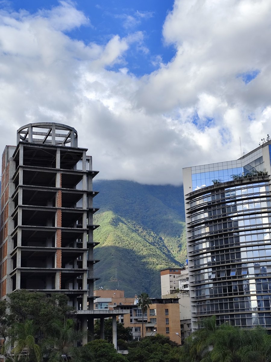 Gn_pb09's tweet photo. Lo hermosa que se viera Caracas si no hubiesen tantos edificios 😭 https://t.co/g86F7qZTYs