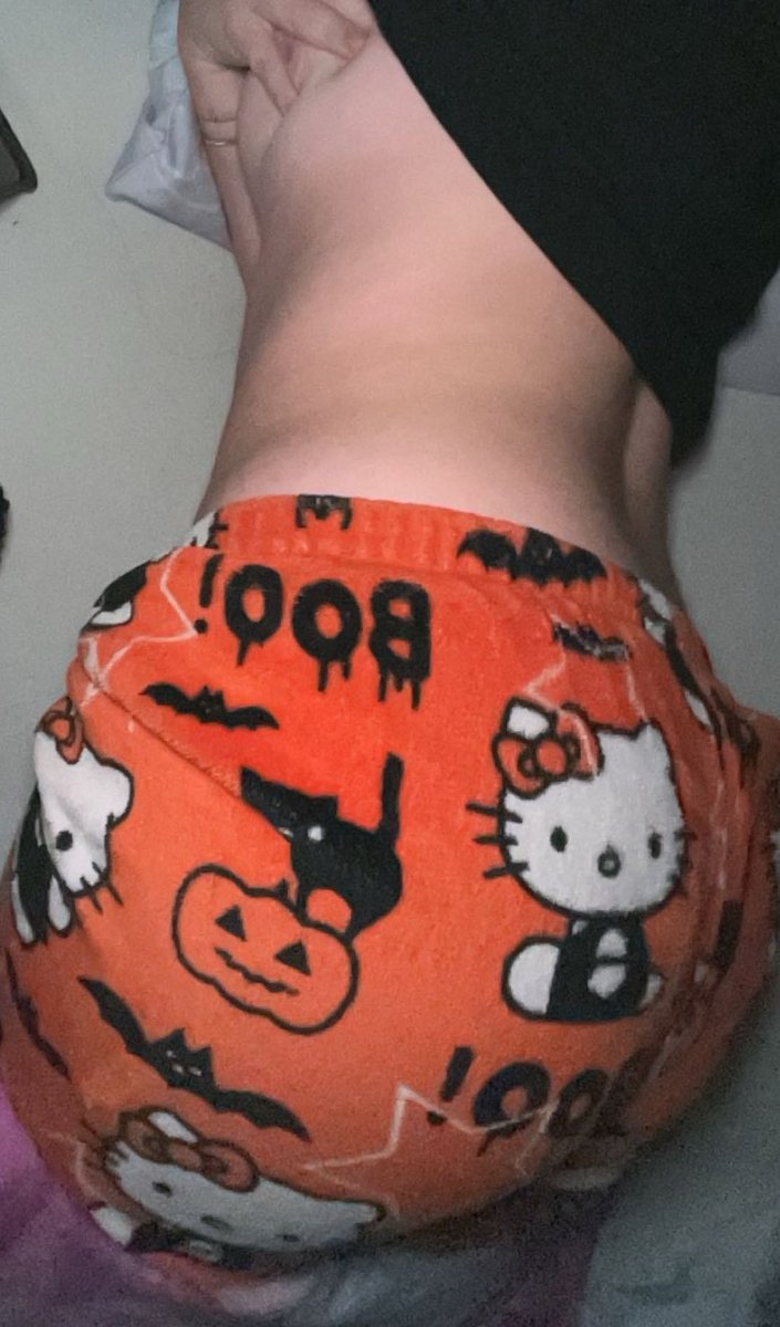 Jennyslyy's tweet photo. Spooky season🎃👻 https://t.co/FH92V56Ssx