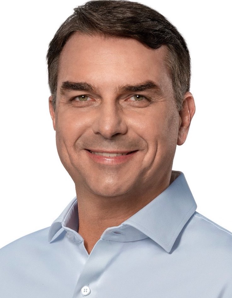 ElTrumpista's tweet photo. El candidato centrista Ronaldo Caiado que sacó 2% (+2 millones de votos) VA APOYAR A FLAVIO BOLSONARO en la Segunda Vuelta.

Literalmente todos están en contra del  delincuente de Lula. Se viene su fin. https://t.co/m6g70I7x4K