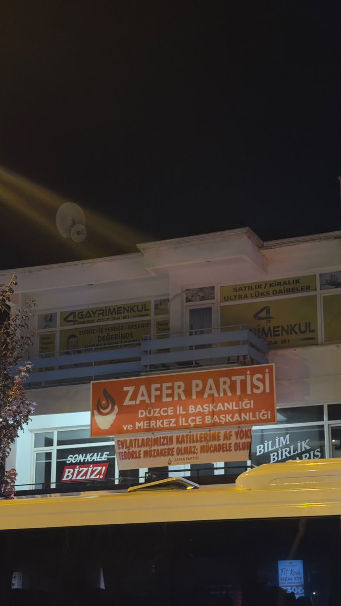 umitozdag's tweet photo. Zafer Partisi Düzce il başkanlığı “Evlatlarımızın Katillerine Af Yok-Terörle Müzakere Olmaz-Mücadele Olur” yazılı bir pankart asmış. 

Şu an Düzce’de polisin telefon ile il başkanımıza söylediğine göre savcılık emri ile itfaiye tarafından sökülüyor. 

Evlatlarımızın katillerine af yok demek suç mu oldu? 

Pankartta ne yazmasını istiyorsunuz? “Evlatlarımızın katillerini affedin. Terörle mücadele değil, müzakere edin mi yazalım? 

Zafer Partisi il başkanı arkadaşlarım, yarın Zafer Partisi’nin bütün il başkanlıklarına “Evlatlarımızın Katillerine Af Yok-Terörle Müzakere Olmaz-Mücadele Olur” pankartını yaptırarak asın. 

Ankara’da Genel Merkeze de bu pankartı asacağız. @zaferpartisi @zpgencresmi @ZPKadinAile @adalet_bakanlik @TC_icisleri